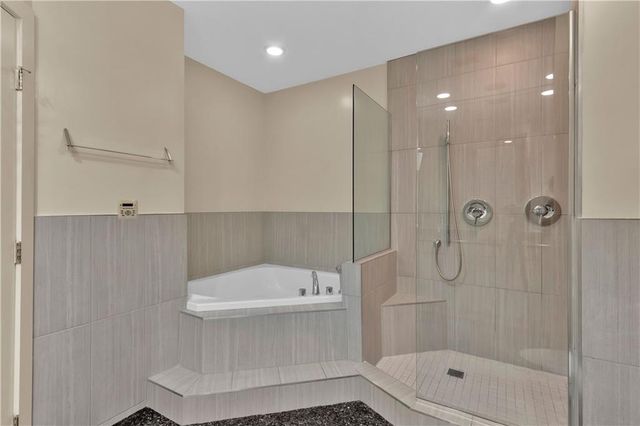 2828 Peachtree Road NW 1402, Atlanta, GA 30305