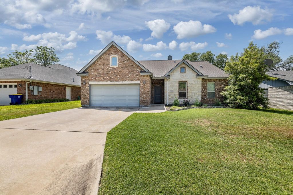 1338 Donovan ST, Gonzales, TX 78629