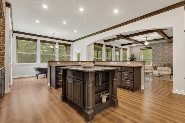 182 Stagecoach Circle, Huntsville, TX 77340