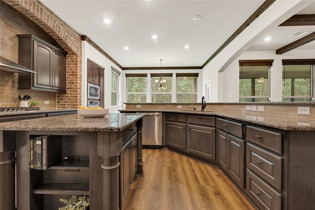 182 Stagecoach Circle, Huntsville, TX 77340