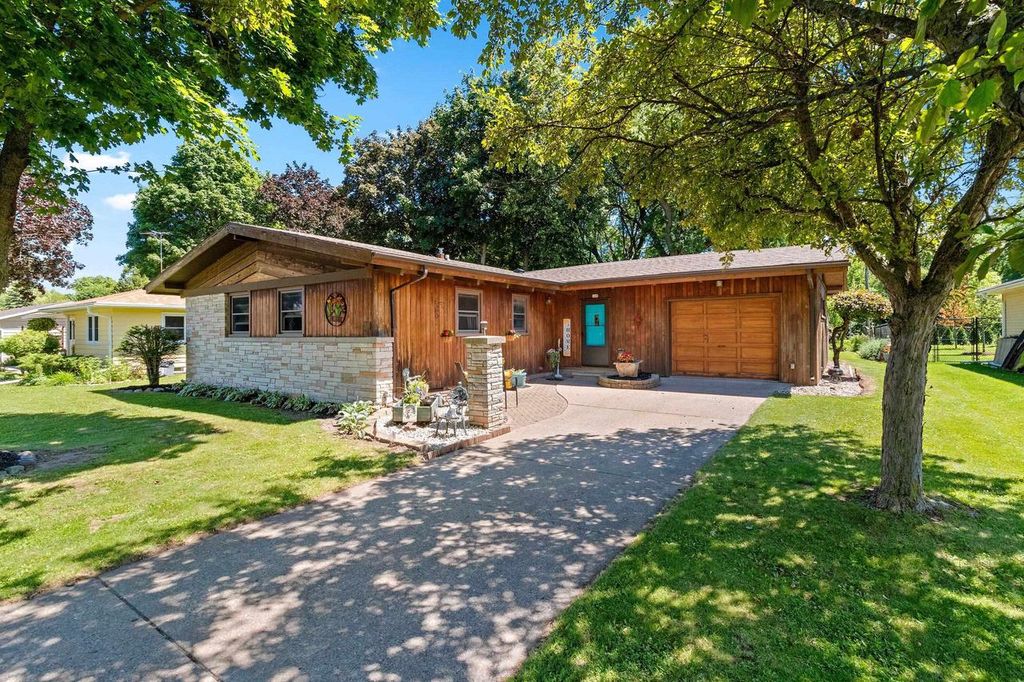 169 W 25TH AVENUE, Oshkosh, WI 54902