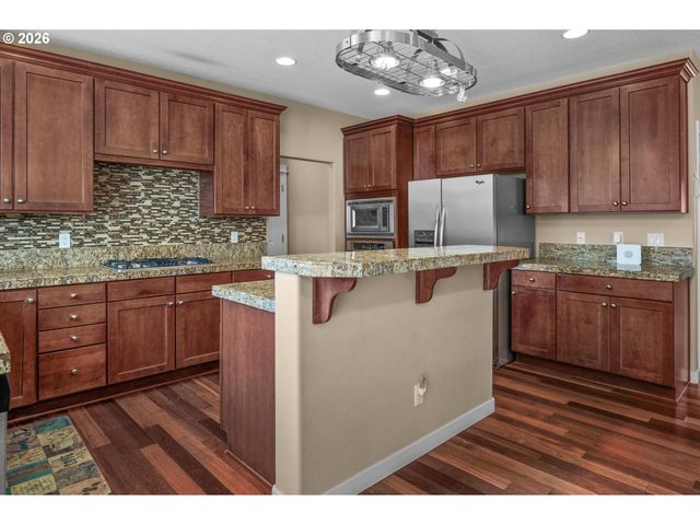 13061 Se MEADEHILL Ave, Happy Valley, OR 97086
