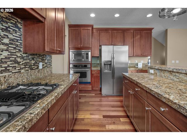 13061 Se MEADEHILL Ave, Happy Valley, OR 97086