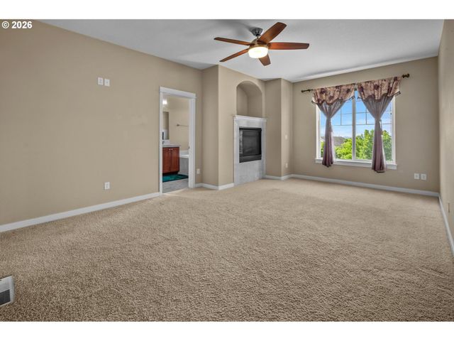 13061 Se MEADEHILL Ave, Happy Valley, OR 97086