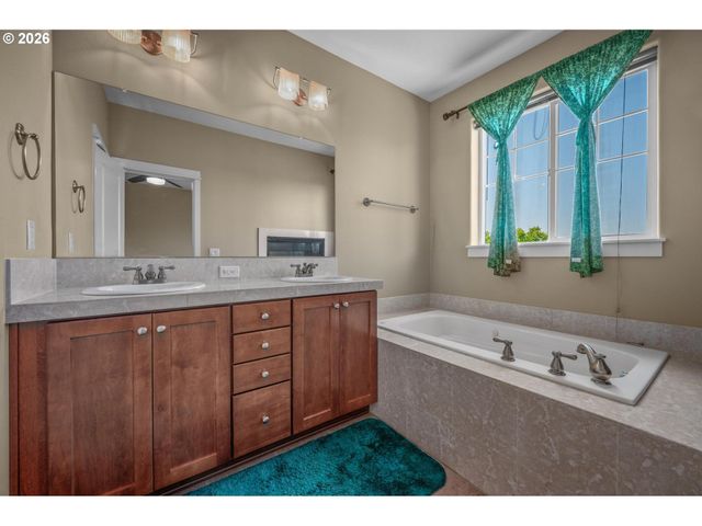13061 Se MEADEHILL Ave, Happy Valley, OR 97086