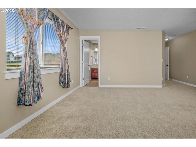 13061 Se MEADEHILL Ave, Happy Valley, OR 97086