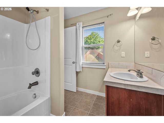13061 Se MEADEHILL Ave, Happy Valley, OR 97086