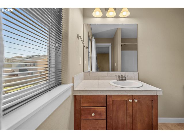 13061 Se MEADEHILL Ave, Happy Valley, OR 97086