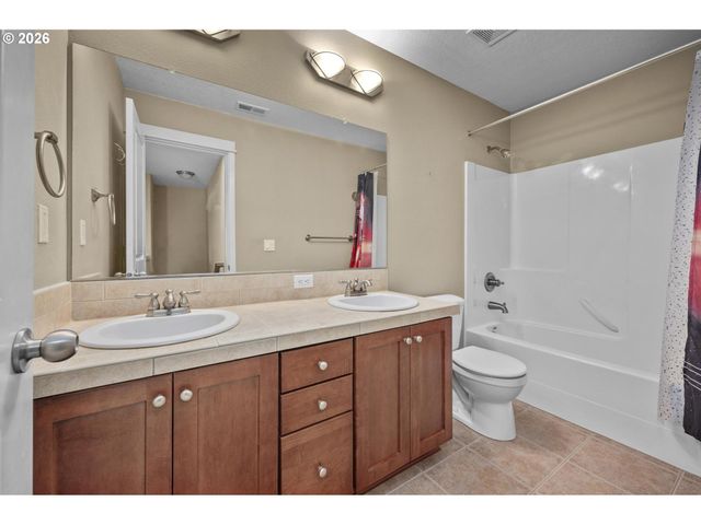 13061 Se MEADEHILL Ave, Happy Valley, OR 97086