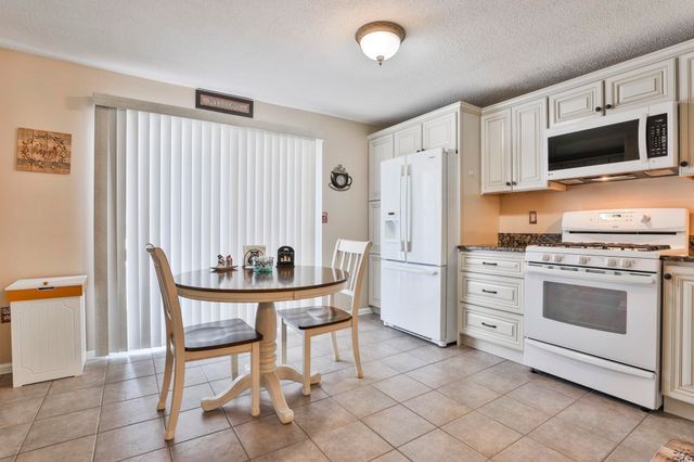 47 Willow Creek Drive, Hudson, NH 03051