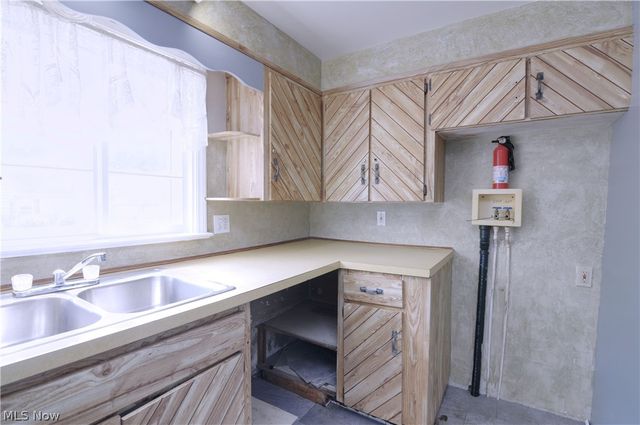 25 31st Street SW, Barberton, OH 44203