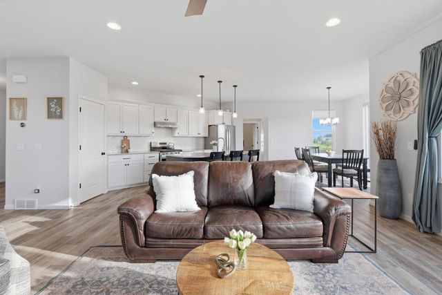 5326 N Peninsula Way, Mcfarland, WI 53558