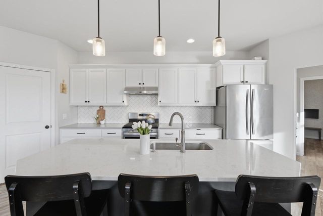 5326 N Peninsula Way, Mcfarland, WI 53558