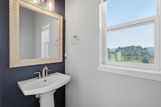 5326 N Peninsula Way, Mcfarland, WI 53558