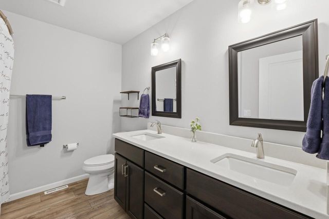 5326 N Peninsula Way, Mcfarland, WI 53558