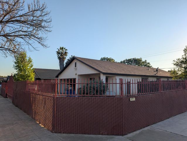 2202 S Nicholas Avenue, Fresno, CA 93706