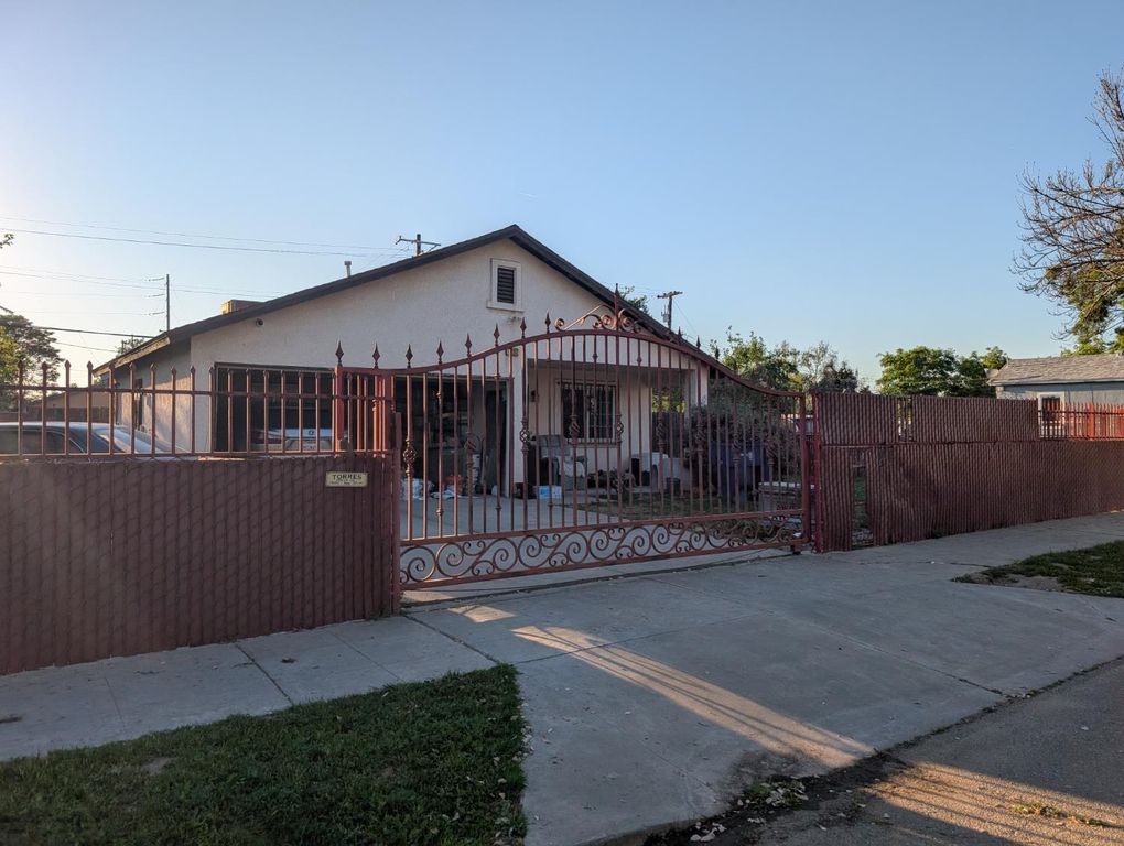 2202 S Nicholas Avenue, Fresno, CA 93706