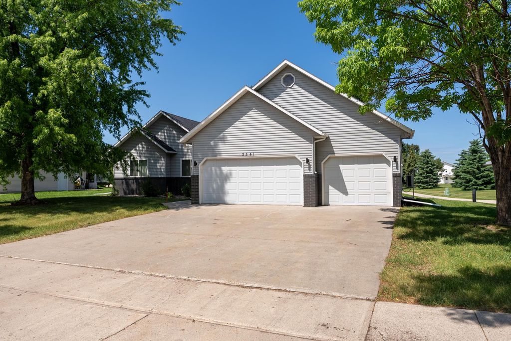 2541 S 26th Avenue S, Fargo, ND 58103