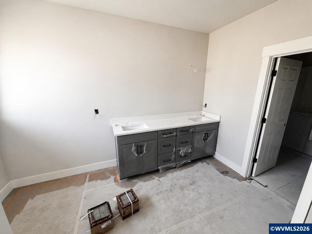 Image 10 of property listing at 981 W Washington St, Carlton, OR 97111