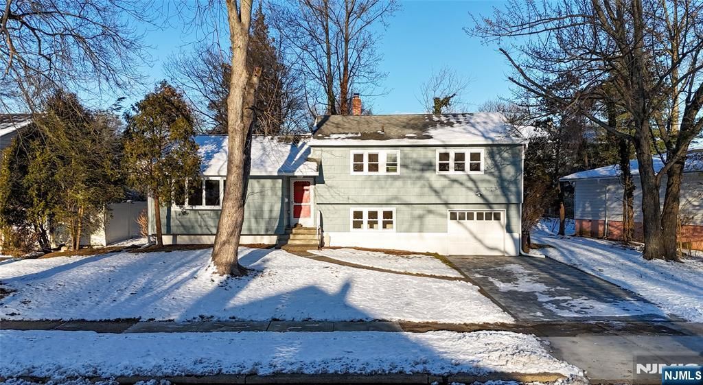 10 Eastbrook Drive, River Edge, NJ 07661