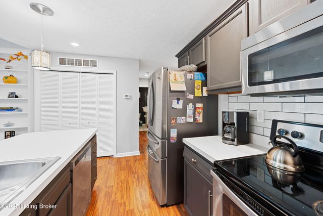 12425 Spring Meadow Dr, Louisville, KY 40229