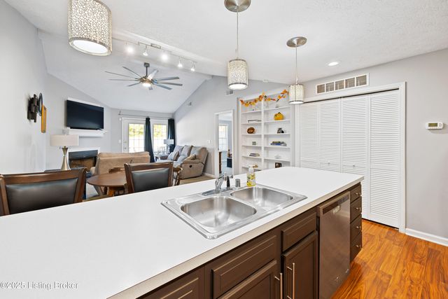 12425 Spring Meadow Dr, Louisville, KY 40229