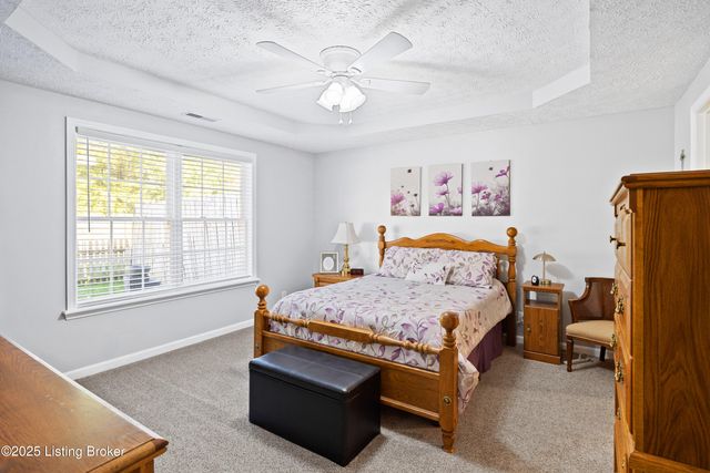 12425 Spring Meadow Dr, Louisville, KY 40229