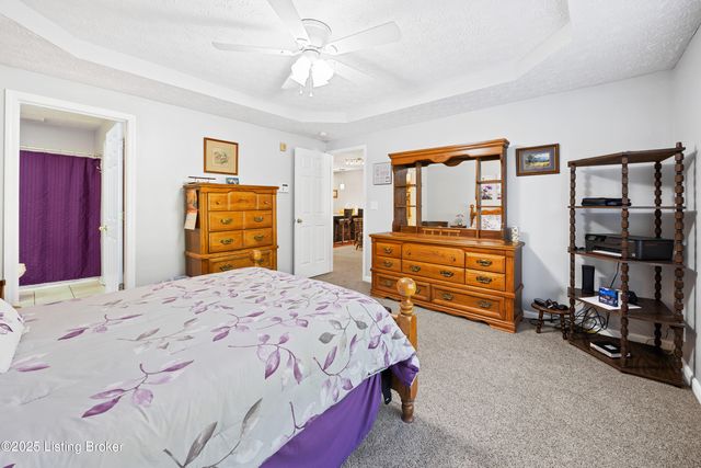 12425 Spring Meadow Dr, Louisville, KY 40229
