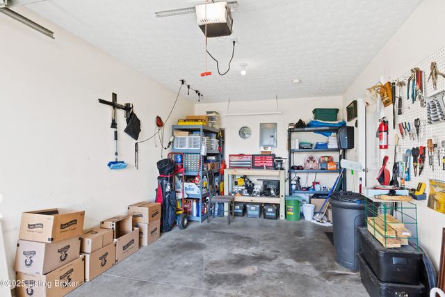 12425 Spring Meadow Dr, Louisville, KY 40229