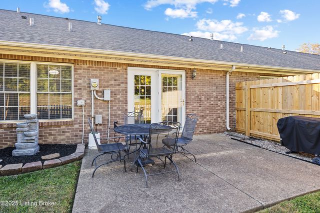 12425 Spring Meadow Dr, Louisville, KY 40229