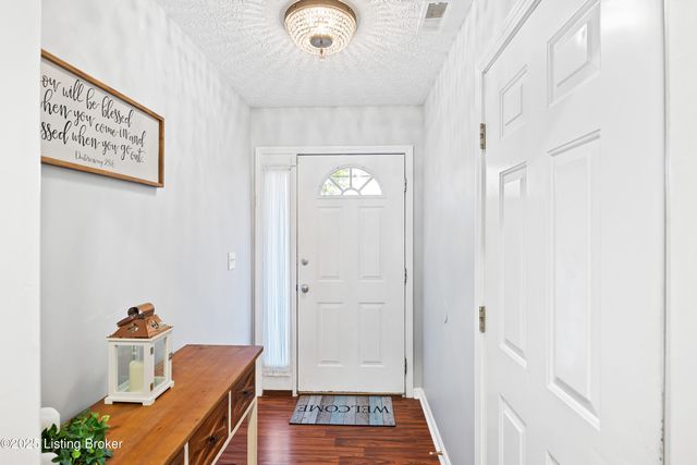 12425 Spring Meadow Dr, Louisville, KY 40229