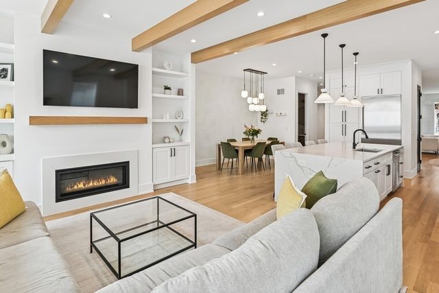 2708 N Albany Avenue, Chicago, IL 60647