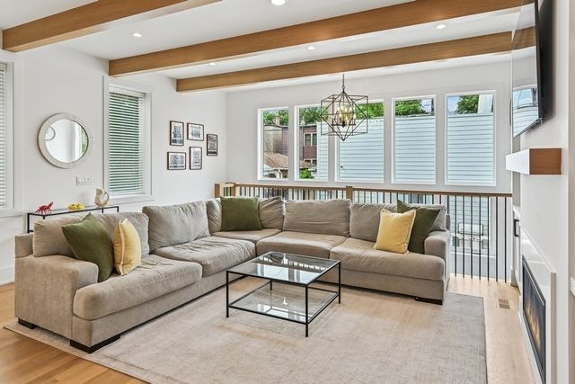 2708 N Albany Avenue, Chicago, IL 60647