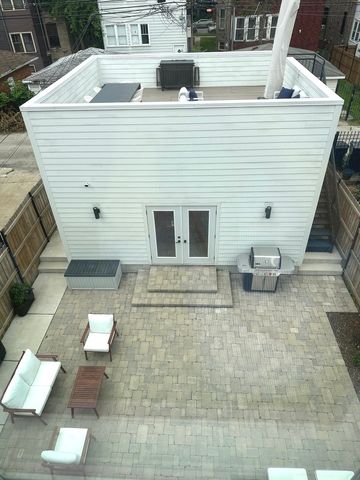 2708 N Albany Avenue, Chicago, IL 60647