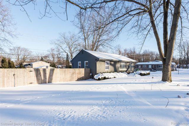 4383 Green Lake Road, West Bloomfield Charter Township, MI 48323