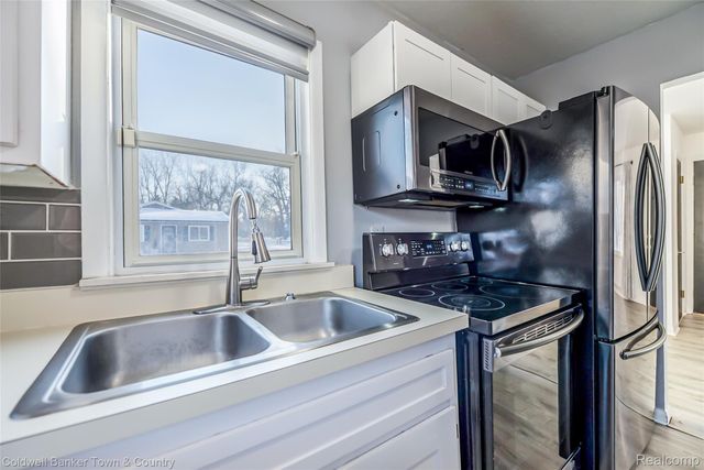 4383 Green Lake Road, West Bloomfield Charter Township, MI 48323