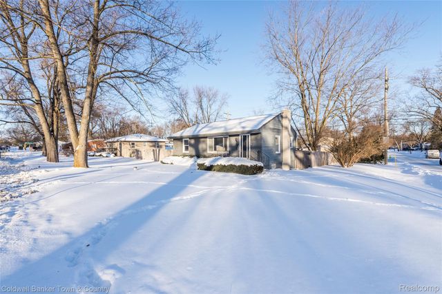 4383 Green Lake Road, West Bloomfield Charter Township, MI 48323