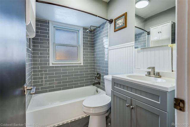 4383 Green Lake Road, West Bloomfield Charter Township, MI 48323