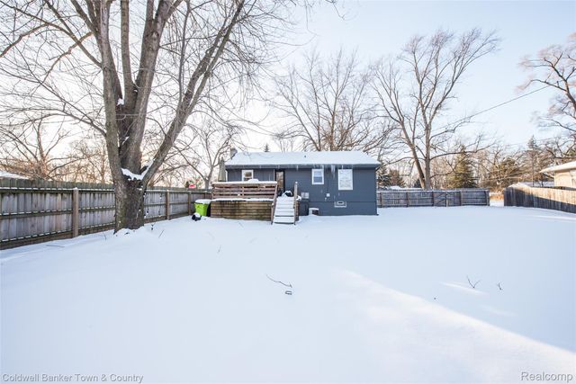 4383 Green Lake Road, West Bloomfield Charter Township, MI 48323