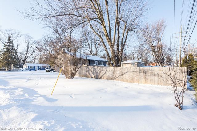4383 Green Lake Road, West Bloomfield Charter Township, MI 48323