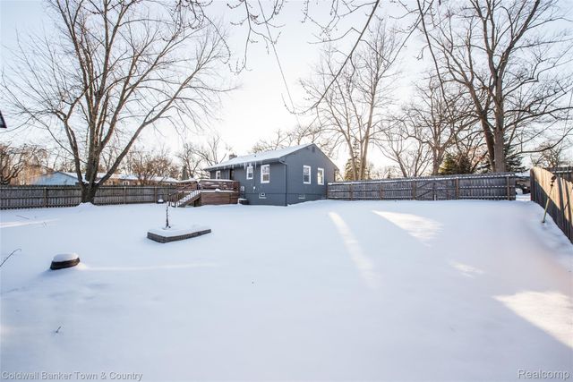 4383 Green Lake Road, West Bloomfield Charter Township, MI 48323
