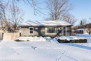 4383 Green Lake Road, West Bloomfield Charter Township, MI 48323