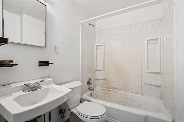 902 Robinson St, Mckees Rocks, PA 15136