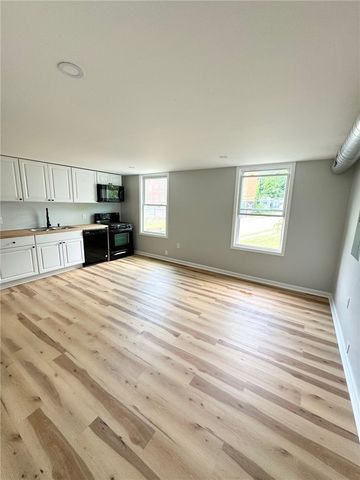 902 Robinson St, Mckees Rocks, PA 15136