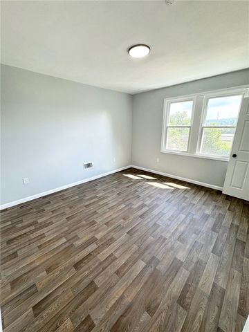 902 Robinson St, Mckees Rocks, PA 15136