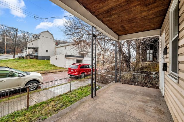 902 Robinson St, Mckees Rocks, PA 15136