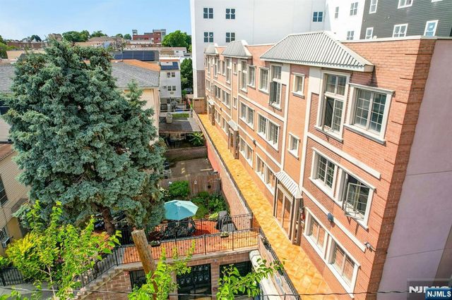 124 68th Street 206, Guttenberg, NJ 07093