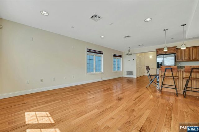 124 68th Street 206, Guttenberg, NJ 07093