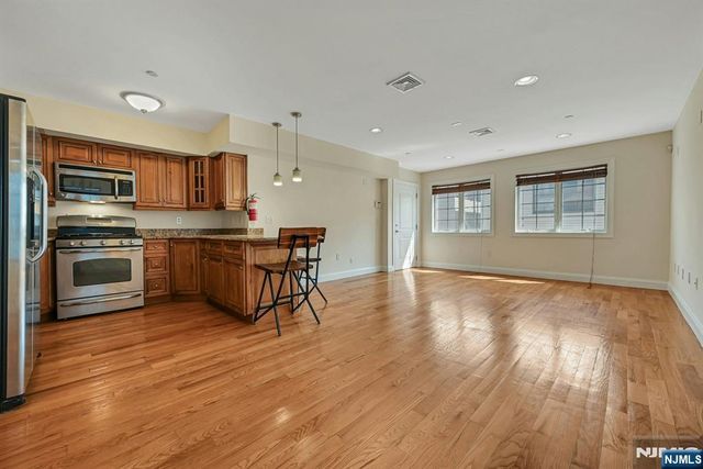 124 68th Street 206, Guttenberg, NJ 07093
