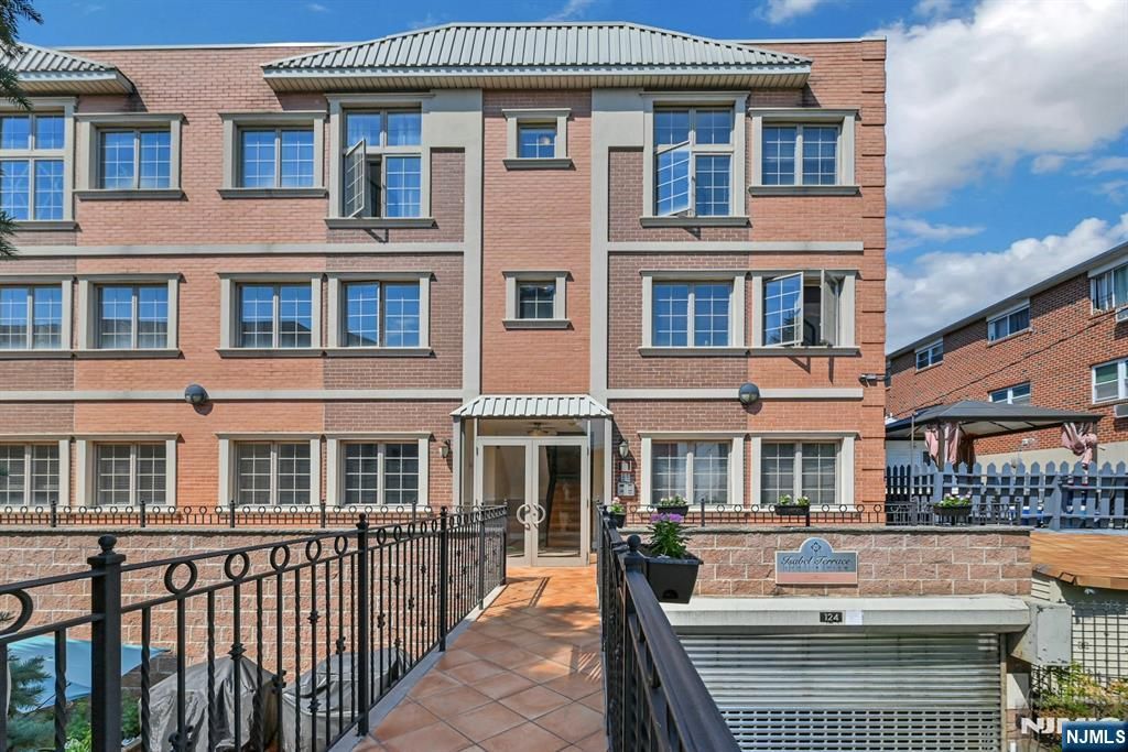 124 68th Street 206, Guttenberg, NJ 07093